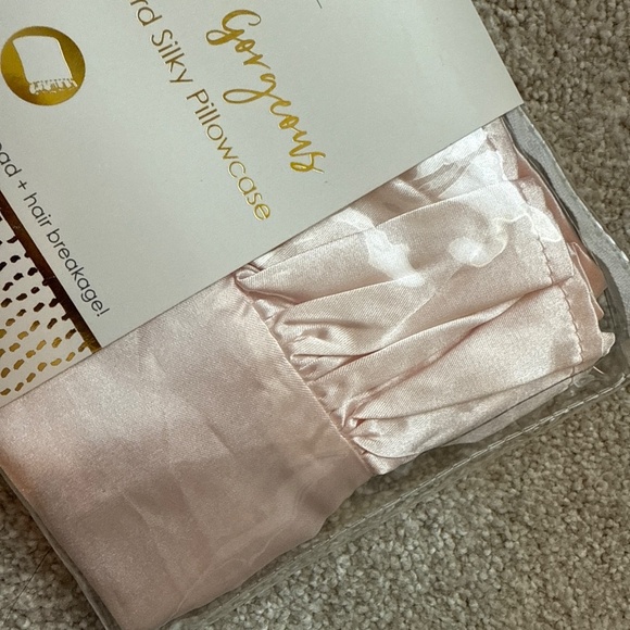 Set of 2 Bella IL Fire Goodnight Gorgeous Ruffled Standard Silky Pillowcases - Picture 4 of 5